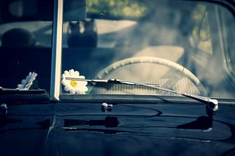 A portrait of a wind shield and the wind shield wipers of an old antique car. Foto stock