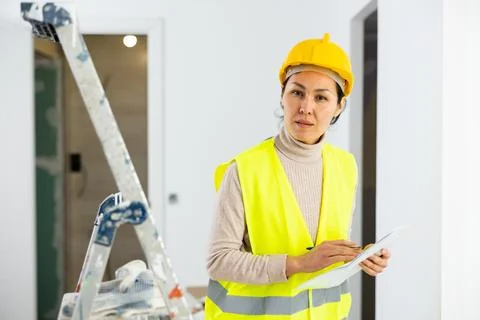 Portrait of woman engineer with project documentation 库存照片