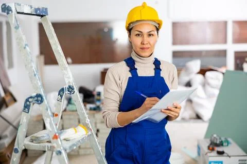 Portrait of woman engineer with project documentation 库存照片