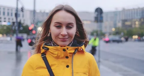 Portrait of Woman Standing on the Wind in Big City. SLOW MOTION 4K. Vidéo 140368341