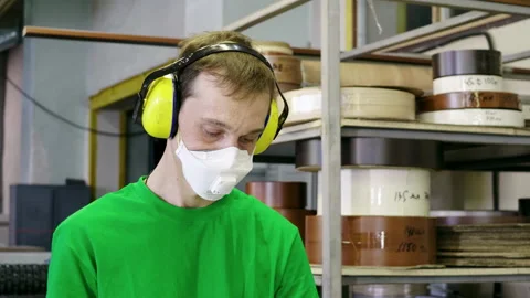 Portrait of a worker in a protective mask working in a furniture factory. 4K 库存影片 146141162