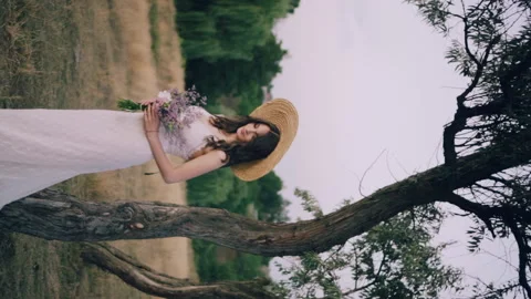 Portrait of a young bride. Video stock 145422411