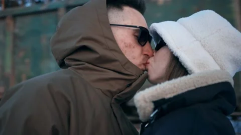 Portrait of a young couple on the background of which Vídeos de archivo 150331425