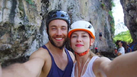 Portrait of young couple in front of cliff before climbing mountian on Railay be Vídeo Stock 201096470