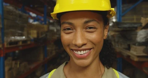Portrait of young female worker in a warehouse Vidéo 115995238