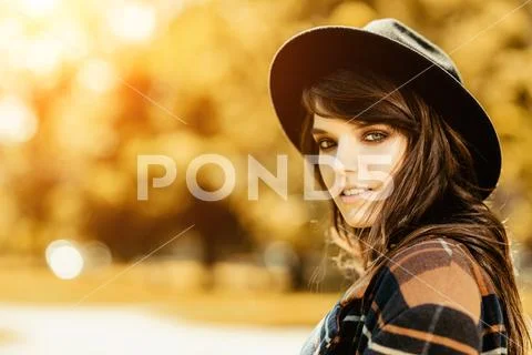 A portrait of a young happy fashionable woman outdoor. Beauty, fashion. Stock Photos