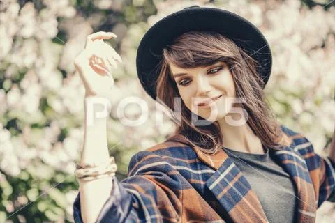 A portrait of a young happy fashionable woman outdoor. Beauty, fashion. Stock Photos