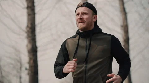 Portrait of young man is training and running in urban park on spring weather. Vídeos de archivo 133214239