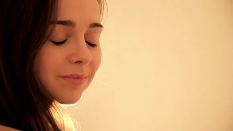 Portrait of a young smiling 30 year sexy woman looking side and shifts her gaze Vidéo 316601970