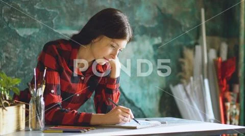 Portrait young woman artist painting scetch on paper notebook with pencil Stock Photos