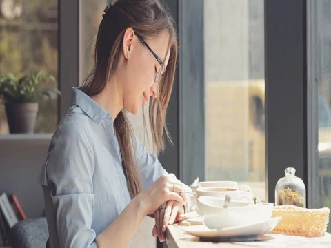 Portrait of Young Woman Using Smart Watch in a Cafe. 4K SLOW MOTION, DCi. Vidéo 79365930