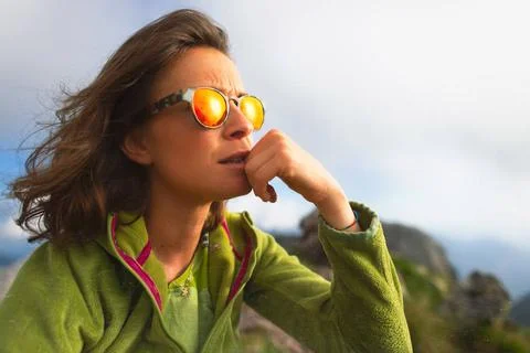 Porträt eines kaukasischen Mädchens, das sich während eines alpinen Trekki Stock Photos
