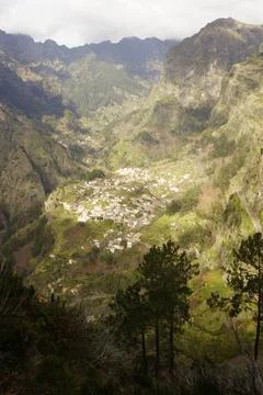  Portugal, Madeira, Blick vom Eira do Serrado auf den Ort Curral das Freir... Stock Photos
