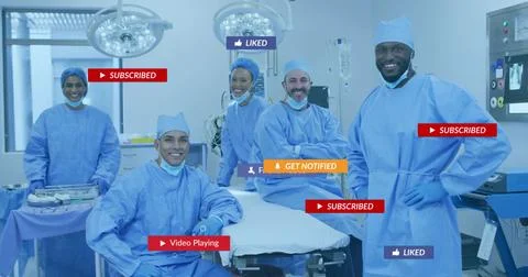Posing surgical team smiling at camera in operating room, wearing blue gowns, Foto stock