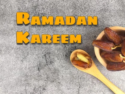 Position the dates in a tray container, and also a written Ramadan Kareem. 写真素材
