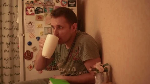 Positive guy drinking tea Vidéo 82186426