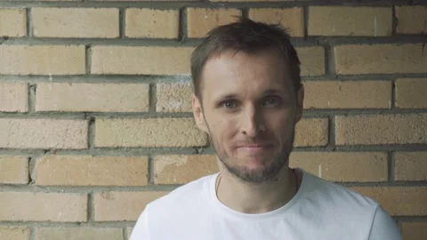 Positive man nods to the camera Vidéo 156765024