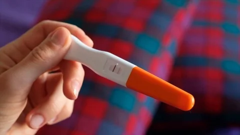Positive pregnancy test Video stock 130099547