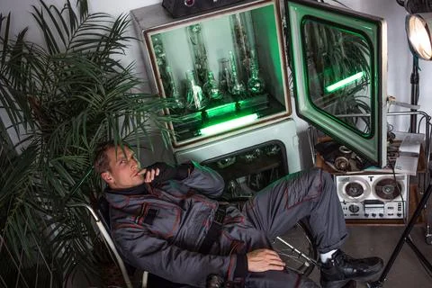 Post-apocalyptic depression, concept. A man in a flight suit, Foto stock