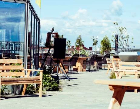 Post card view. empty summer roof top cafe, lot of tables Foto stock
