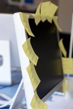 Post it notes on computer screen Stock Photos