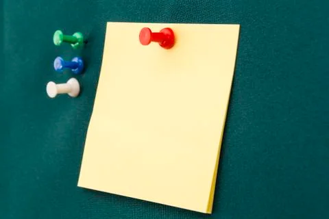 Post-it with red pushpin Stock-Fotos