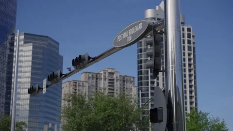 Post Oak Boulevard Blvd Sign Downtown and uptown Houston City Skyline 스톡 동영상 246701217