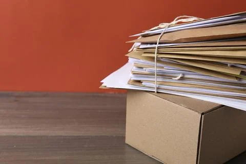 Post office. Stack of different paper envelopes and parcel on wooden table,.. Foto stock