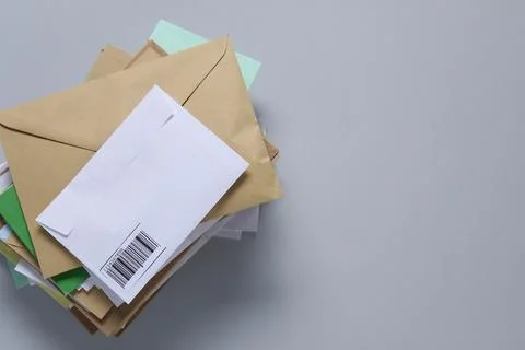 Post office. Stack of different paper envelopes on light grey background, t.. Foto stock