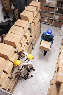 Post office storage operators managing parcel transportation Foto stock