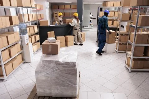 Post office storage workers managing parcels delivery Stockfoto's