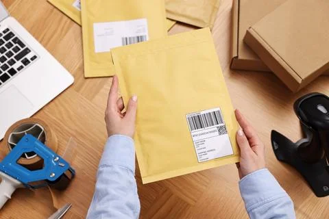 Post office worker packing parcel at wooden table, top view Stockfoto's