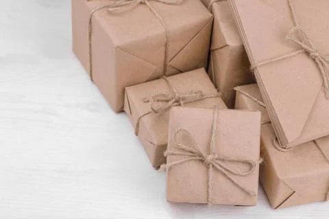 Postal parcels. boxes wrapped in craft paper on a white wooden table. mail or Foto stock