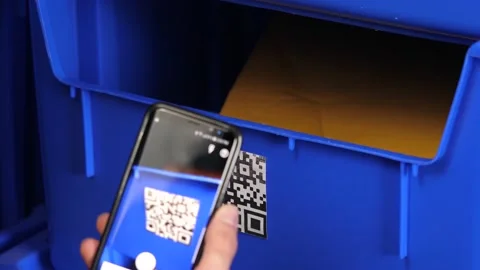 Postal Service Organizing Mail Using QR Code Bins Vidéo 140468264