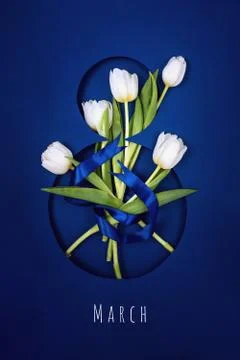 Postcard for The Eighth of March. Five white tulips in number eight. Tied wit Stockfoto's