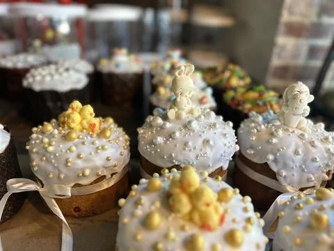 Postcard for Orthodox Easter with an Easter cake decorated with white fudge.. Fotos de archivo