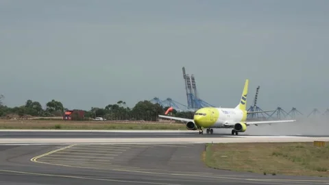 Poste Air Cargo Boeing 737-400 departs Malta airport with ground crew. Stock Footage 345774797