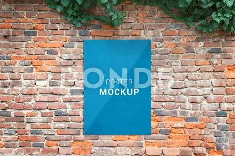 Poster mockup attached to brick wall. Blank paper for print add presentation moc PSD-Vorlage