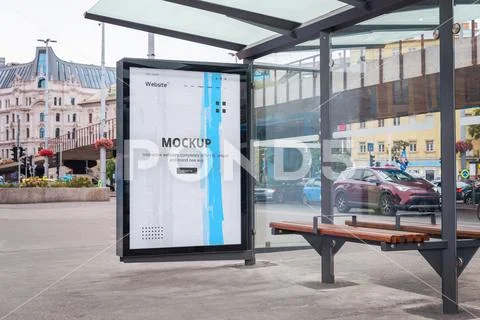Poster mockup on bus stop in modern city Plantilla PSD
