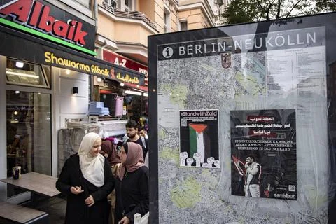  Poster Pro Palestina kleben auf einer Karte von Neukoelln in Berlin Neuko... Stock Photos