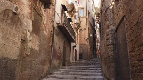 Postierla Via Nuova, one of the main streets in the old town of Taranto, Puglia Vídeos de archivo 132265612