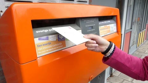 Posting letter 動画素材 112083757