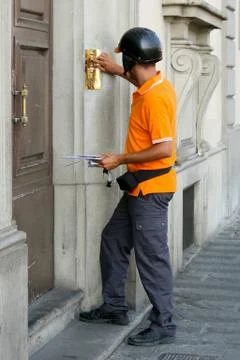 The postman (messenger) is ringing at the door Foto stock