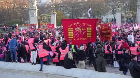 Postmen / Royal Mail Workers protest march to Buckingham Palace Stockbeeldmateriaal 225910304