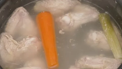 A pot of boiling chicken soup with vegetables 库存影片 294430762