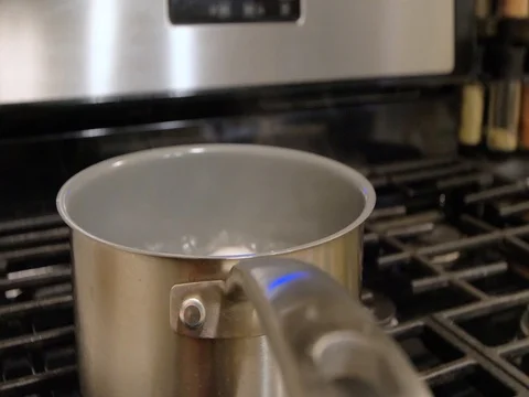 Pot of boiling water Vidéo 80324033