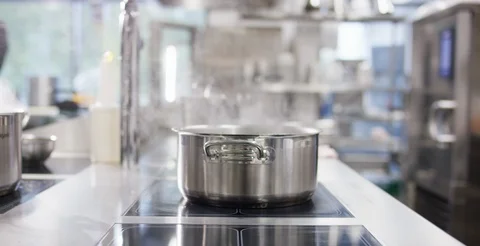Pot of boiling water in the kitchen of an upscale restaurant Stockbeeldmateriaal 119026174