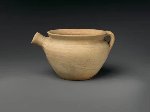 Pot ca. 3rd7th century A.D. Sasanian This undecorated spouted pot is made o.. Foto stock