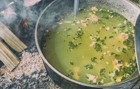 In the pot on the fire cooked soup. Foto stock