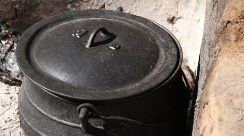 Pot in a fire Video stock 51483034